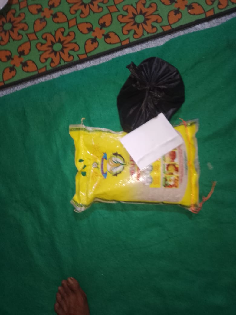 Sedikit sembako dan uang yang diantar ke rumah keluarga Sawal. (ist)