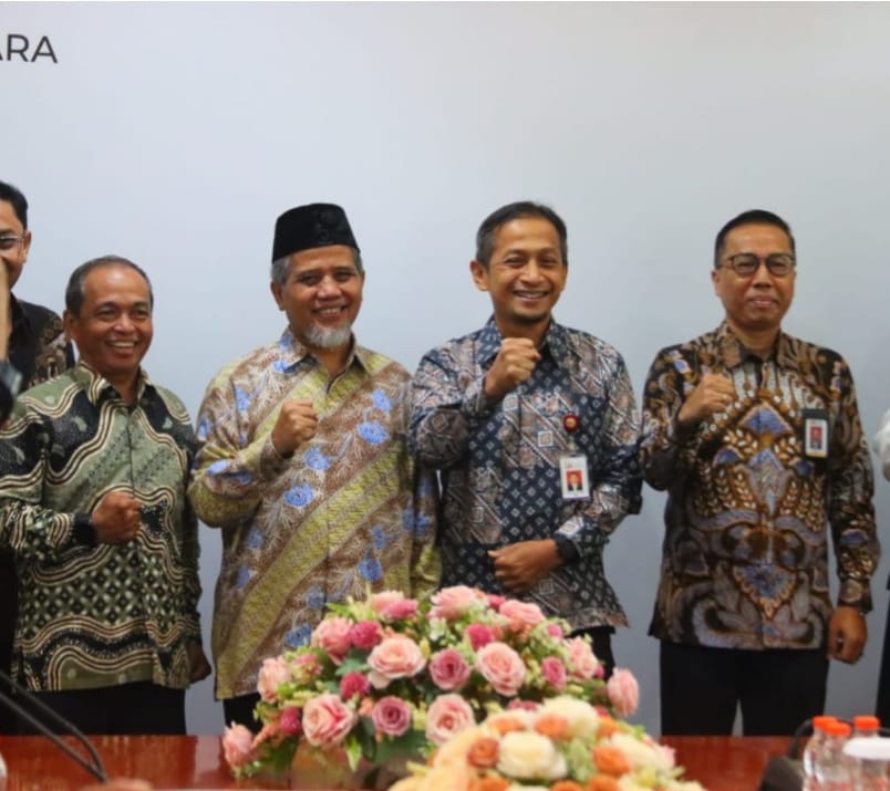 Senator DPD RI, M. Nuh saat mengunjungi kantor OJK Sumut, Senin, 6 Januari 2025. (ist)
