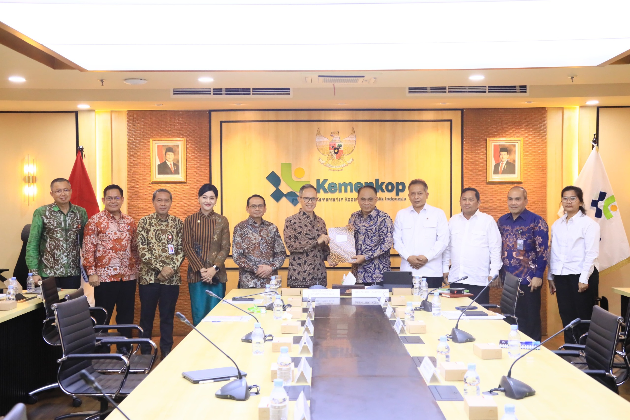 Menteri Koperasi, Budi Arie dan jajaran Dewan Komisioner OJK menggelar pertemuan di kantor Kementerian Koperasi di Jakarta, Senin, 13 Januari 2025. (ist)