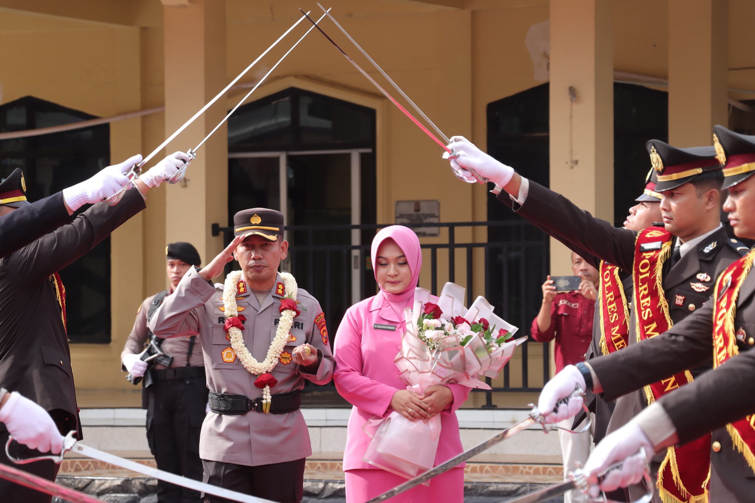 Kapolres Merangin yang baru, Roni Syahendra saat disambut pedang pora. (ist)