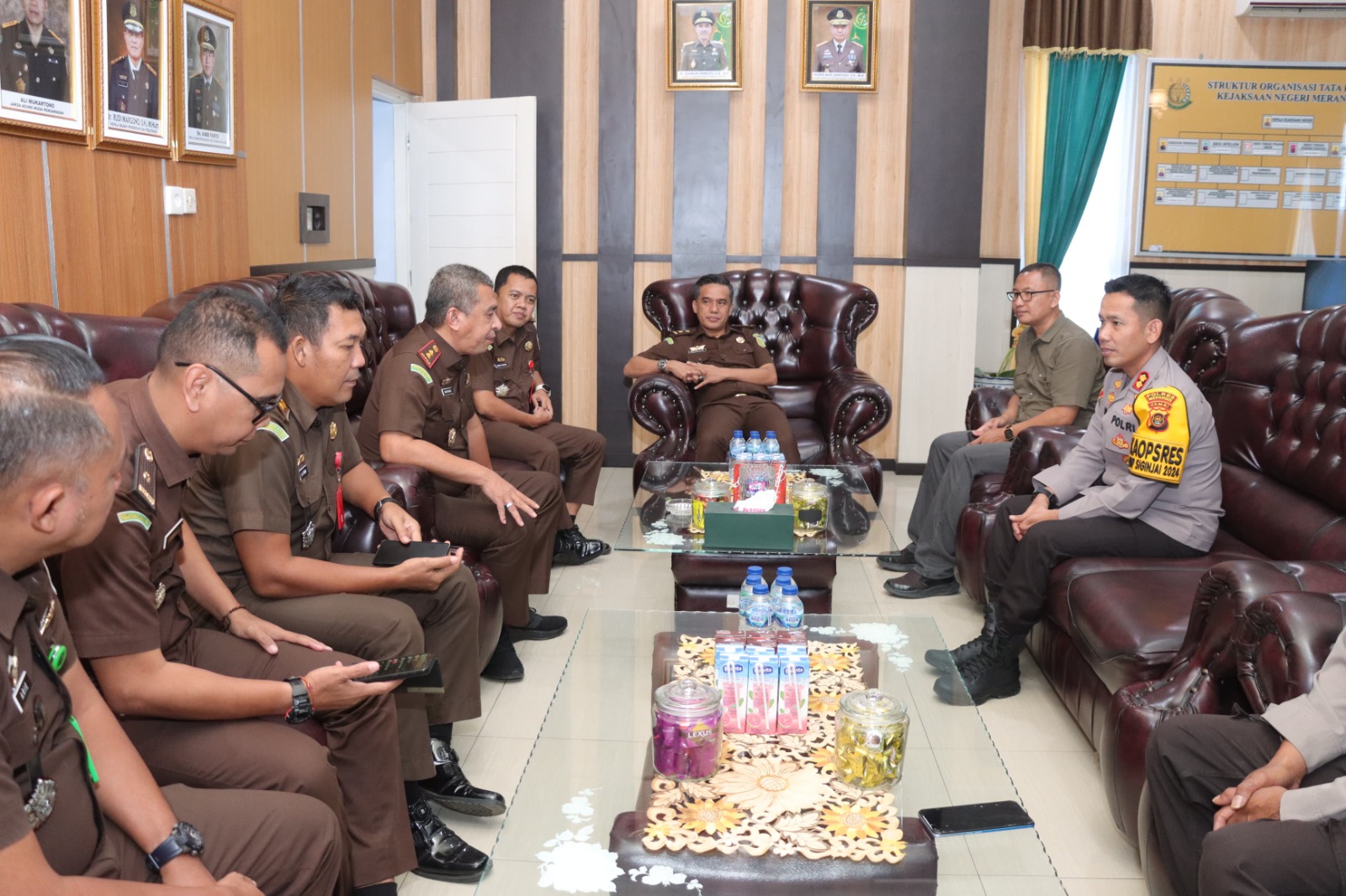 Kapolres Merangin saat berkunjung ke kantor Kejaksaan Negeri Merangin. (ist)