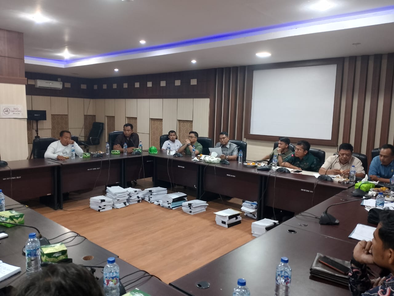 Suasana rapat Komisi III DPRD Merangin dengan perwakilan PT SGN, DLH dan masyarakat Bungo Antoi. (DETAIL/Daryanto)
