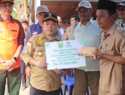 Gubernur Al Haris Serahkan Bantuan Sosial Korban Kebakaran Rumah di Desa Sungai Itik