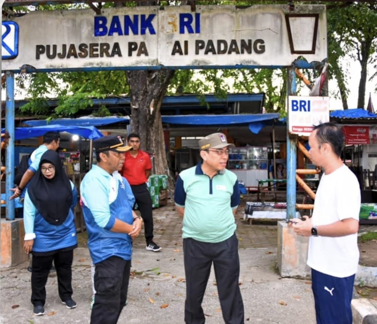 Wakil Wali Kota Padang, Maigus Nasir (tengah) meninjau kondisi Pujasera di Pantai Padang pada Sabtu, 22 Februari 2025. (DETAIL/Diona)