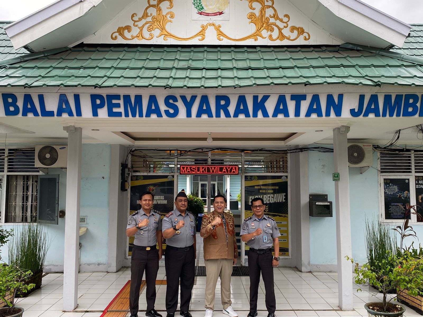 Ketua Komisi II DPRD Kota Jambi bersama Bapas Jambi. (ist)
