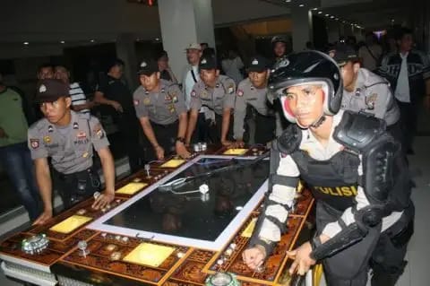 Sejumlah alat mesin judi diamankan pihak polisi dari lokasi MCC, Rabu sore hingga Kamis dinihari, 26-27 Februari 2025. (ist)
