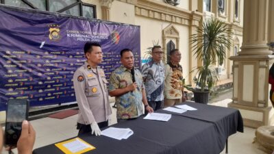 Wadir Reskrimsus Polda Jambi, AKBP Taufik Nurmandia (pegang mik). (DETAIL/Juan)