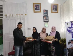 Aksi Mulia, Keluarga Besar MTsN 2 Tanah Datar Berikan Sembako kepada Orang Tua dan Peserta Didik