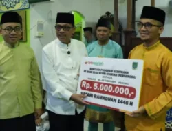 Sambangi Masjid Al-Istiqomah Pering, Wakil Bupati Natuna Salurkan Bantuan Rumah Ibadah dan Sembako