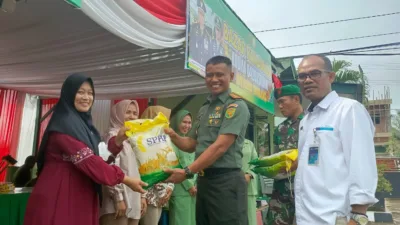 Dandim Sarko, Letkol Inf Suyono saat gelar bazar Ramadhan di Makodim Sarko. (ist)