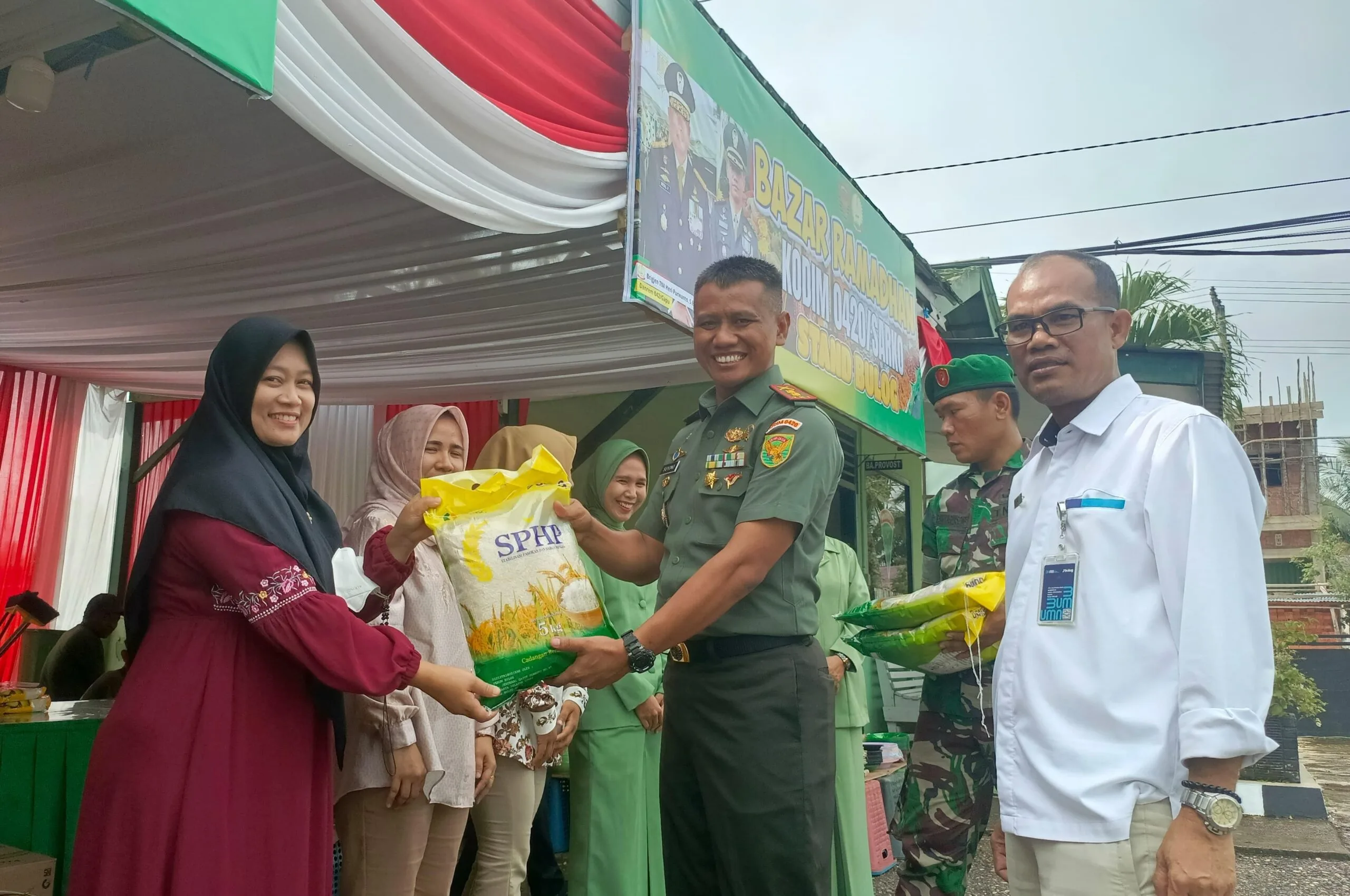 Dandim Sarko, Letkol Inf Suyono saat gelar bazar Ramadhan di Makodim Sarko. (ist)