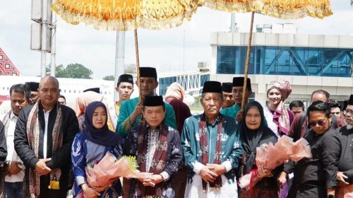 DISAMBUT MERIAH - Al Haris dan Abdullah Sani disambut meriah usai retret akmil di Magelang.