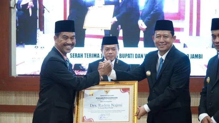 SERTIJAB BUPATI - Gubernur Jambi Al Haris menghadiri Sertijab Bupati dan Wakil Bupati Muaro Jambi di Rumah Dinas Bupati Muaro Jambi, Senin (3/3/2025) sore.