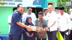 Bupati Muaro Jambi Resmikan Rumah Warga Penerima Program Bedah Rumah, Didampingi Camat Sekernan.