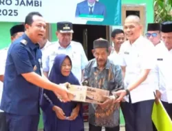 Bupati Muaro Jambi Resmikan Rumah Warga Penerima Program Bedah Rumah, Didampingi Camat Sekernan.