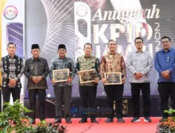 Muaro Jambi Torehkan Prestasi, Bupati BBS Terima Anugerah Peduli Penyiaran 2025 dari KPID Provinsi Jambi